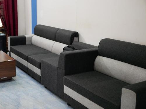 een woonkamer met 3 banken en een tafel bij PEARL SPOT Munroe Serviced Villa in Munroe Island