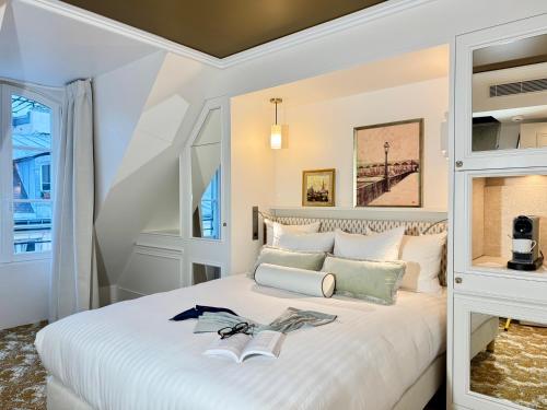 Postel nebo postele na pokoji v ubytování Hôtel Almarine Eiffel by Malone