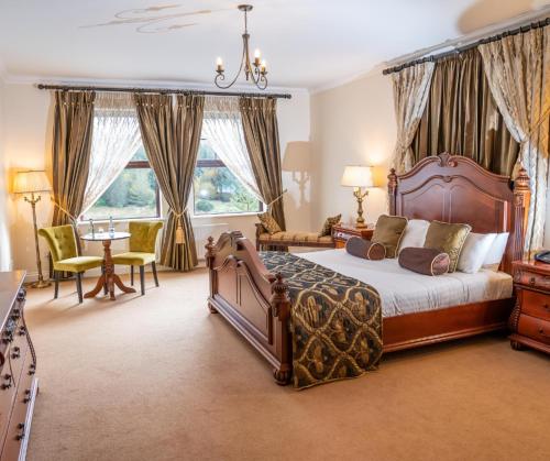 Postel nebo postele na pokoji v ubytování An Chúirt Hotel, Gweedore, Donegal