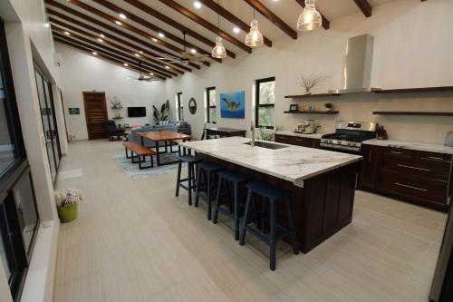 une grande cuisine avec une grande île au milieu dans l'établissement Sunset Oasis Waterfront, à Maya Beach