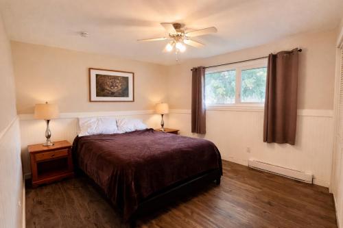 a bedroom with a bed and a ceiling fan at Mountain Joy Getaway in Valemount