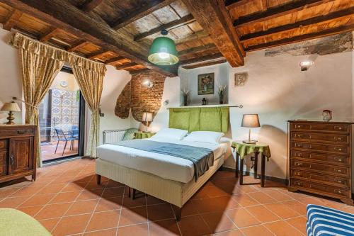 The Soul of Florence - Historic Residence with Two Bedrooms & Patio