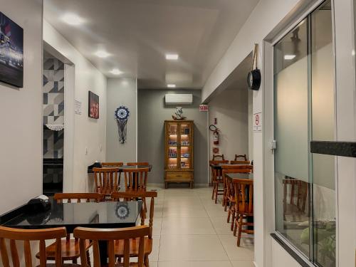 佩尼亚Pousada Mar de Luna的配有木桌椅的餐厅