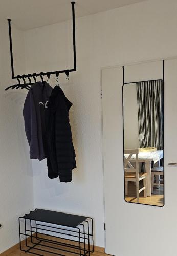 a room with a door with a rack with clothes at Inselpause in Wittdün
