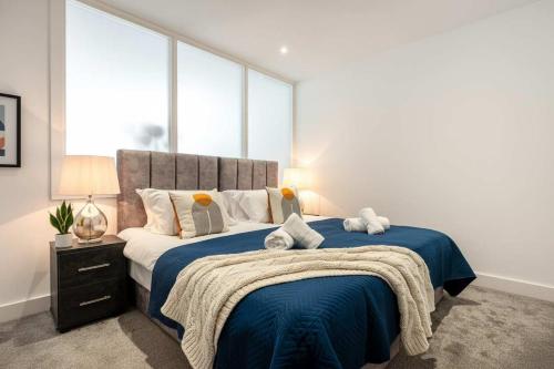 En eller flere senge i et værelse på Modern Studio Apartment in Central Rotherham