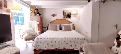 een kleine slaapkamer met een bed en een raam bij PARIS AUTHENTIC HOUSE Métro Line 14 Station Hôpital Bicêtre, RER B Gentilly in Parijs