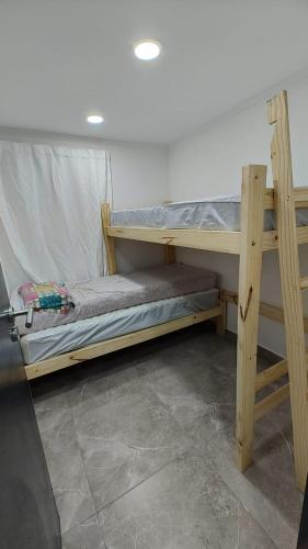 een paar stapelbedden in een kamer bij Depto Roko in Villa Gesell
