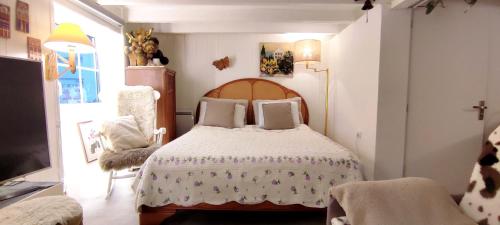 En eller flere senge i et værelse på PARIS AUTHENTIC HOUSE open space studio Métro 14 Hôpital Bicêtre, RER B Gentilly