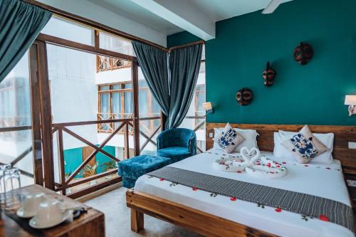 ein Schlafzimmer mit einem Bett, einem Stuhl und einem Fenster in der Unterkunft ZAN Tropical Jambiani Beach in Bwejuu