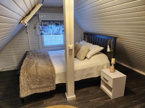 a small room with a bed with a window at Villa salonkylä in Joensuu