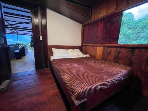 En eller flere senge i et værelse på Cloud forest hostel