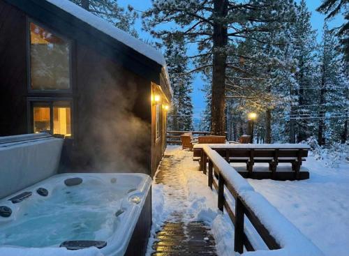 North Lake Tahoe Cabin and Hot Tub om vinteren