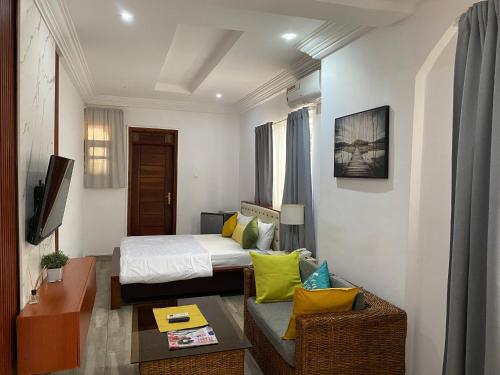 een hotelkamer met een bed en een bank bij Trevors Home Place in Lagos