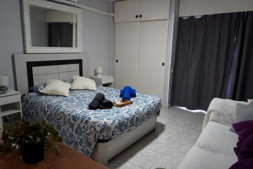 una camera da letto con un letto con un animale di peluche blu sopra di B&F Paloma a Benalmádena