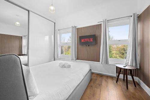 Giường trong phòng chung tại 2 Bed Hale Home by City SuperHost