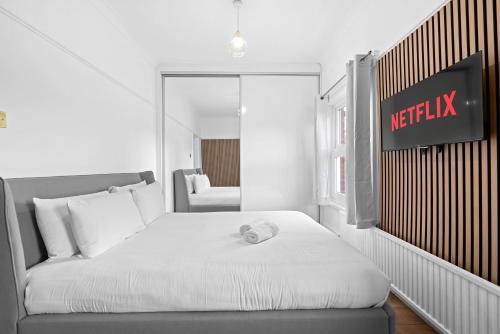 Giường trong phòng chung tại 2 Bed Hale Home by City SuperHost