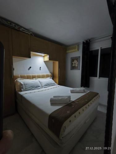 Modern 2 bedroom Penthouse with huge private roof top terrace,free parking and free WIFI