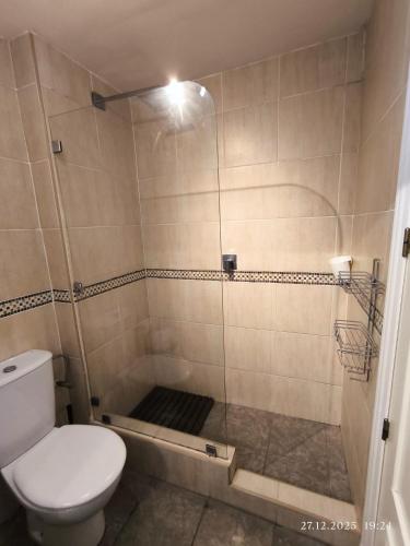 Modern 2 bedroom Penthouse with huge private roof top terrace,free parking and free WIFI