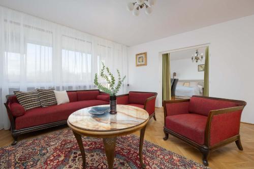 Atmospheric Apartment in the City Center with Air Conditioned Living Room by Noclegi Renters