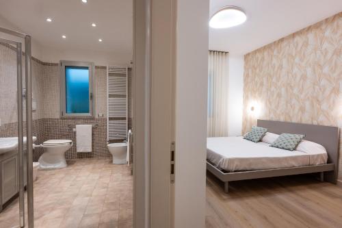 a bedroom with a bed and a bathroom at Residence Perla in Misano Adriatico