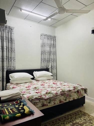 Llit o llits en una habitació de Homestay Imida