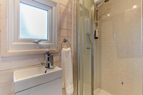 Phòng tắm tại Faltban Highland Cabin in Oldshoremore