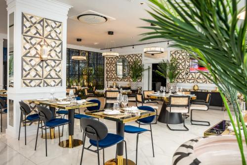 a restaurant with tables and chairs and plants at Hotel Cristal Porto in Porto