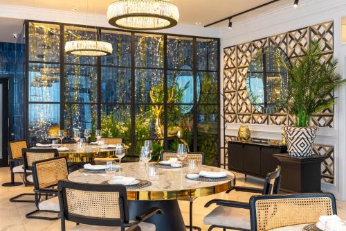 a restaurant with tables and chairs and large windows at Hotel Cristal Porto in Porto