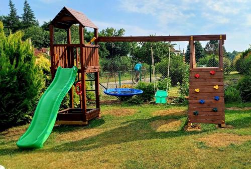 een speeltuin met een groene glijbaan en een schommel bij Ubytování na Křížovce in Chlum u Třeboně
