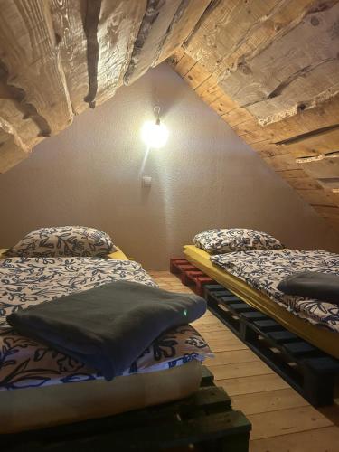 una camera con due letti in mansarda di Planinski kutak a Lovinac
