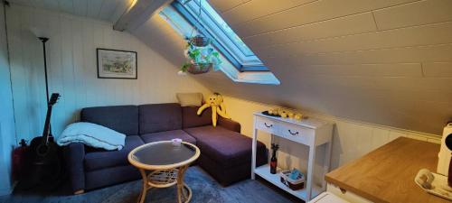 Posezení v ubytování Øya husrom-enkeltsenger-kjøkken-bad