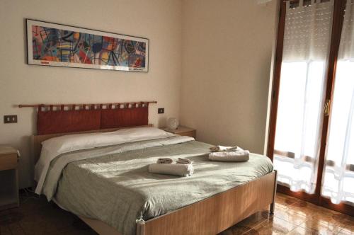 una camera da letto con un letto con due asciugamani sopra di Simo House a Follonica