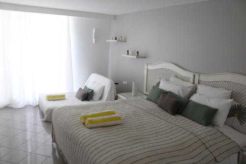 une chambre avec deux lits avec des serviettes dessus dans l'établissement Front beach studio of ilet Gosier, au Gosier