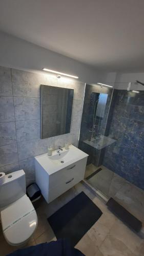 ein Badezimmer mit weißer Toilette und Waschbecken in der Unterkunft Casa Bon Relax , Rooms&Apartaments in Tuzla