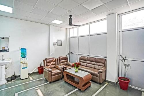 een wachtkamer met lederen stoelen en een tafel bij Staylo master Inn Near Max Hospital in Lucknow