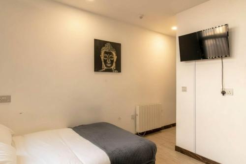 una camera con letto e una foto di un teschio di Convenient Budget Sunderland Studio with Views a Sunderland