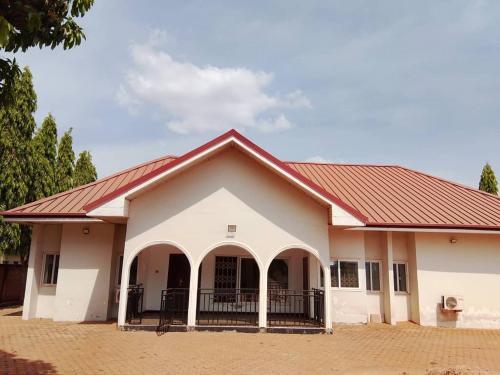 un grande edificio bianco con il tetto rosso di S J Lodge 