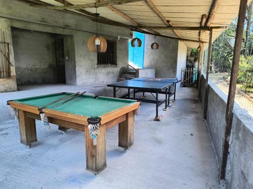 twee tafeltennistafels in een gebouw bij CHÁCARA dos CHEIROS in Atibaia