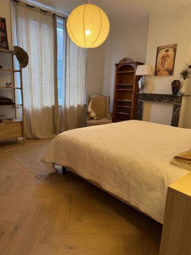 una camera da letto con un letto e una grande finestra di Huyze Elise a Ostenda