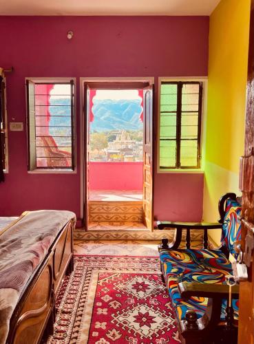 ein Schlafzimmer mit Bett und Fenster mit Aussicht in der Unterkunft Hotel Paramount Palace in Pushkar