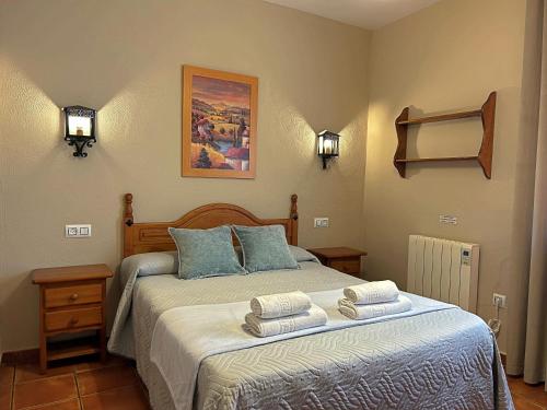 une chambre avec un lit avec des serviettes dessus dans l'établissement Casa Laguna del Maiz cazorla, à Burunchel