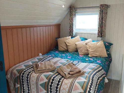 een slaapkamer met een bed met handdoeken erop bij Bonnie Wee Neuk in Arbuthnott