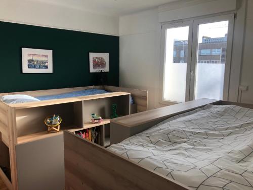 En eller flere senge i et værelse på Dunkerque Malo Centre - 1km mer et plage