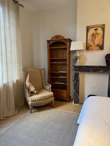 una camera con letto, sedia e mensola di Huyze Elise a Ostenda