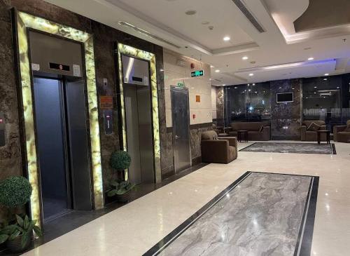 a lobby of a hotel with a lobby at فندق منارة العزيزية in Al Gharīth