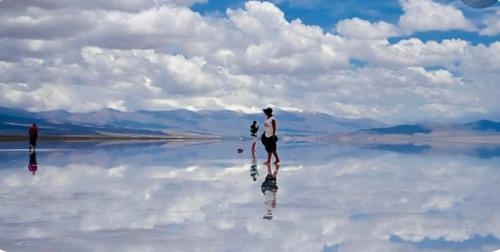 un uomo che cammina su uno specchio d'acqua di Jujuy internacional AirPort a El Carmen