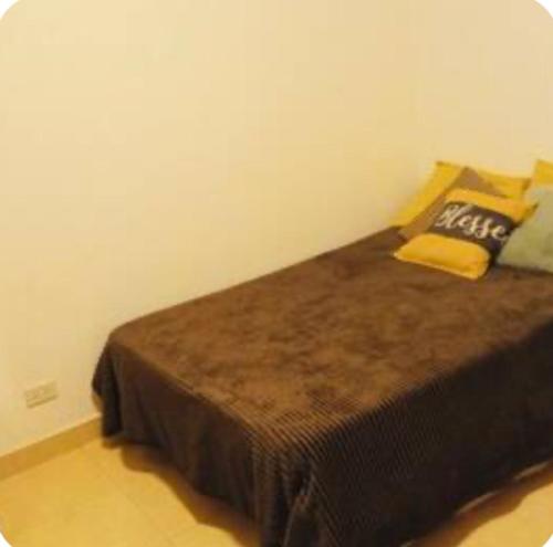una camera da letto con un letto in una stanza di Jujuy internacional AirPort a El Carmen