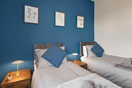 Postel nebo postele na pokoji v ubytování Modern 5 Bed 2 Bath House w Free Parking