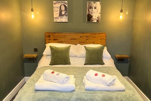 ein Schlafzimmer mit einem Bett, auf dem zwei Handtücher liegen in der Unterkunft Coach Lodge in Torworth