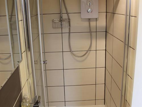 bagno con doccia e soffione di Erisgeir a Dearg Phort